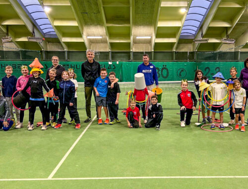 Christbäume am Tennisplatz …